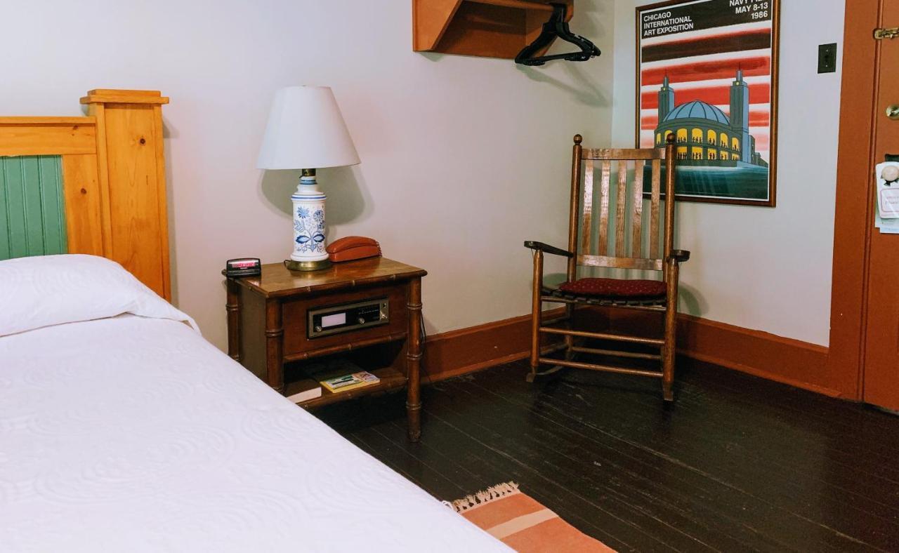 Lakeside Inn Luaran gambar