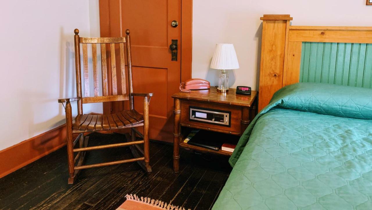 Lakeside Inn Luaran gambar