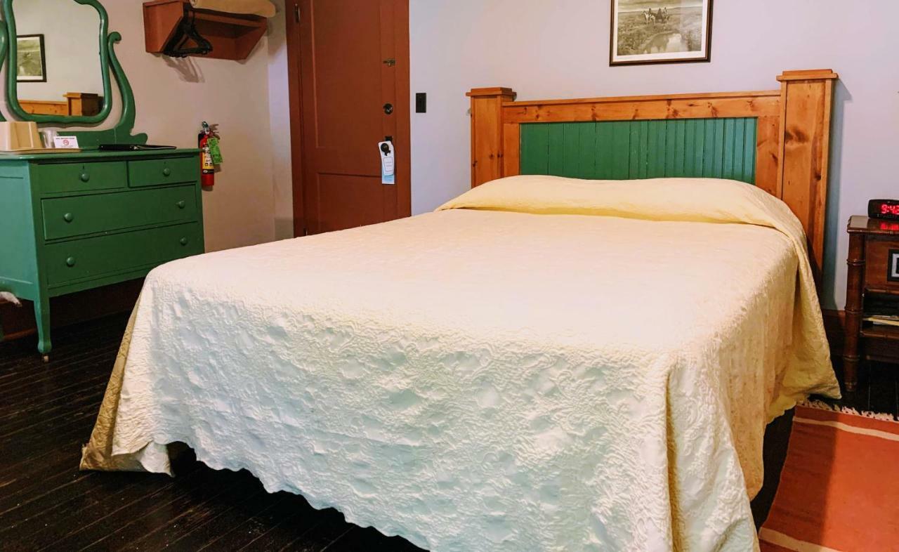 Lakeside Inn Luaran gambar